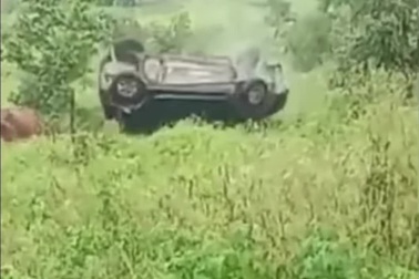 Ô tô gặp tai nạn nghiêm trọng vì phóng nhanh qua vũng nước