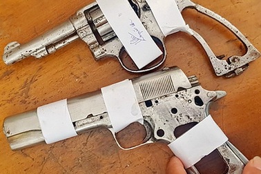 Đôi vợ chồng chờ ra toà tàng trữ súng, cầm đầu đường dây bán xe gian