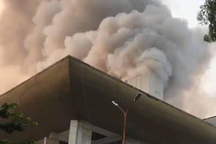 Cháy lớn tại Cung văn hóa hữu nghị Việt Xô, khói đen bốc ngùn ngụt