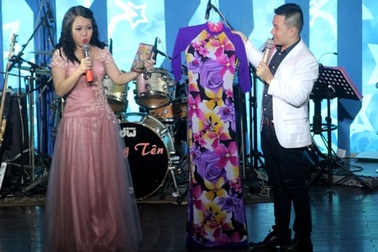 Việt Hương mang áo dài của ca sỹ Như Quỳnh về nước bán