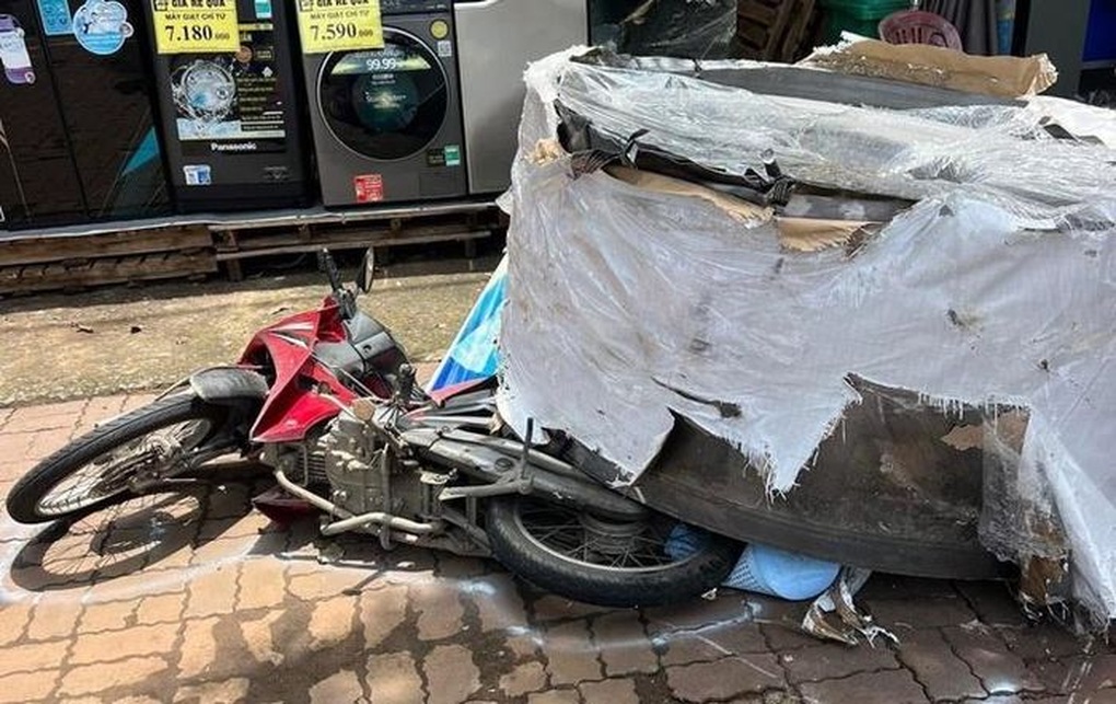 Hai cuộn thép hàng chục tấn rơi khỏi ô tô đầu kéo, đè bẹp xe máy ở TPHCM - 1 Hai cuộn thép hàng chục tấn rơi khỏi ô tô đầu kéo, đè bẹp xe máy ở TPHCM - 1