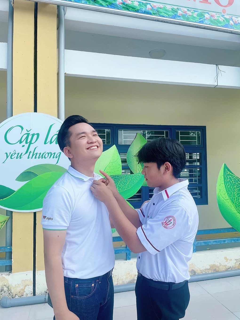 MC Hạnh Phúc xúc động kể kỷ niệm được cậu bé mồ côi cài khuy áo - 1 MC Hạnh Phúc xúc động kể kỷ niệm được cậu bé mồ côi cài khuy áo - 1