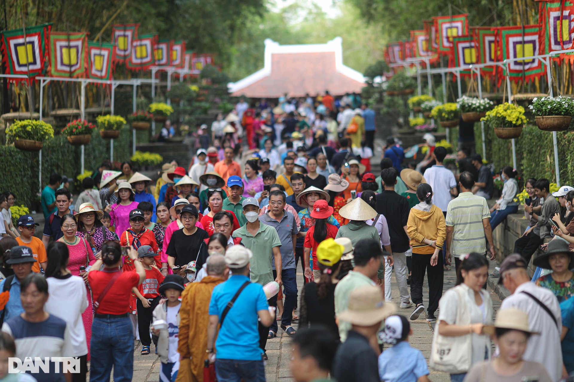 Người dân TPHCM xếp hàng dài dâng hương Giỗ Tổ Hùng Vương - 13 Người dân TPHCM xếp hàng dài dâng hương Giỗ Tổ Hùng Vương - 13