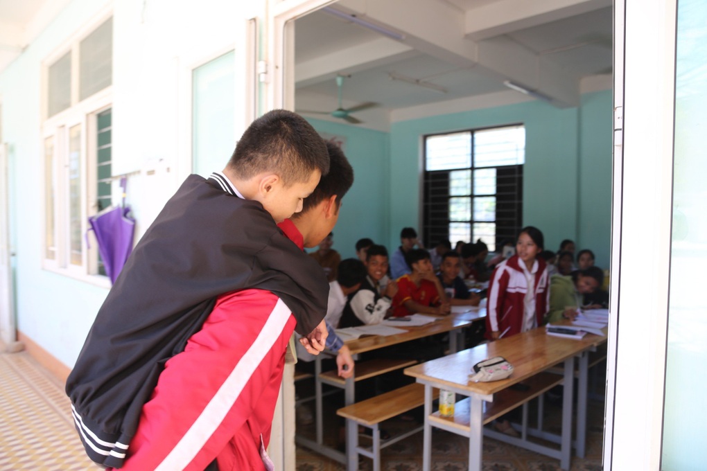 Cậu học trò mỗi ngày đứng ở cổng trường và câu chuyện xúc động phía sau - 2 Cậu học trò mỗi ngày đứng ở cổng trường và câu chuyện xúc động phía sau - 2