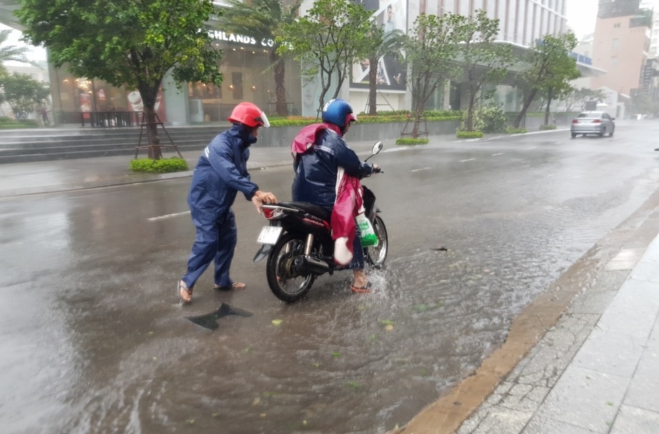 Cảnh người dân Nha Trang đánh vật với gió bão - 5 Cảnh người dân Nha Trang đánh vật với gió bão - 5
