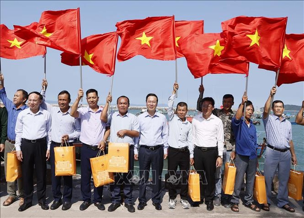 Chủ tịch nước Võ Văn Thưởng thăm quân và dân huyện đảo Cô Tô - 3 Chủ tịch nước Võ Văn Thưởng thăm quân và dân huyện đảo Cô Tô - 3