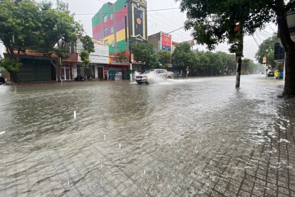 Hàng loạt ô tô chết máy trên đường phố ở Hà Tĩnh sau mưa lớn - 4 Hàng loạt ô tô chết máy trên đường phố ở Hà Tĩnh sau mưa lớn - 4