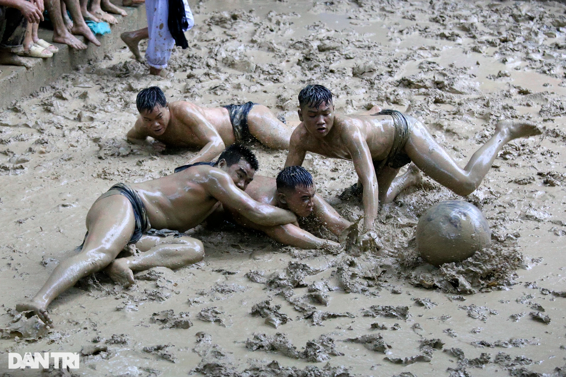 Trận vật cầu nước kịch tính và hài hước dưới trời mưa tầm tã - 12 Trận vật cầu nước kịch tính và hài hước dưới trời mưa tầm tã - 12