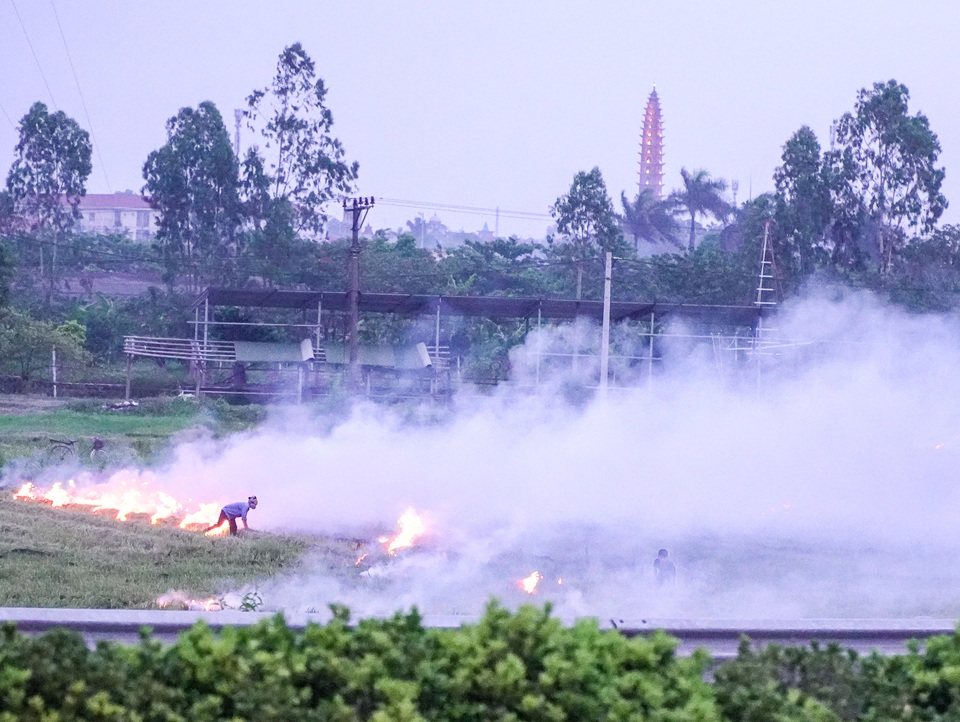 Khói mù mịt trên cao tốc Hà Nội - Ninh Bình - 6 Khói mù mịt trên cao tốc Hà Nội - Ninh Bình - 6