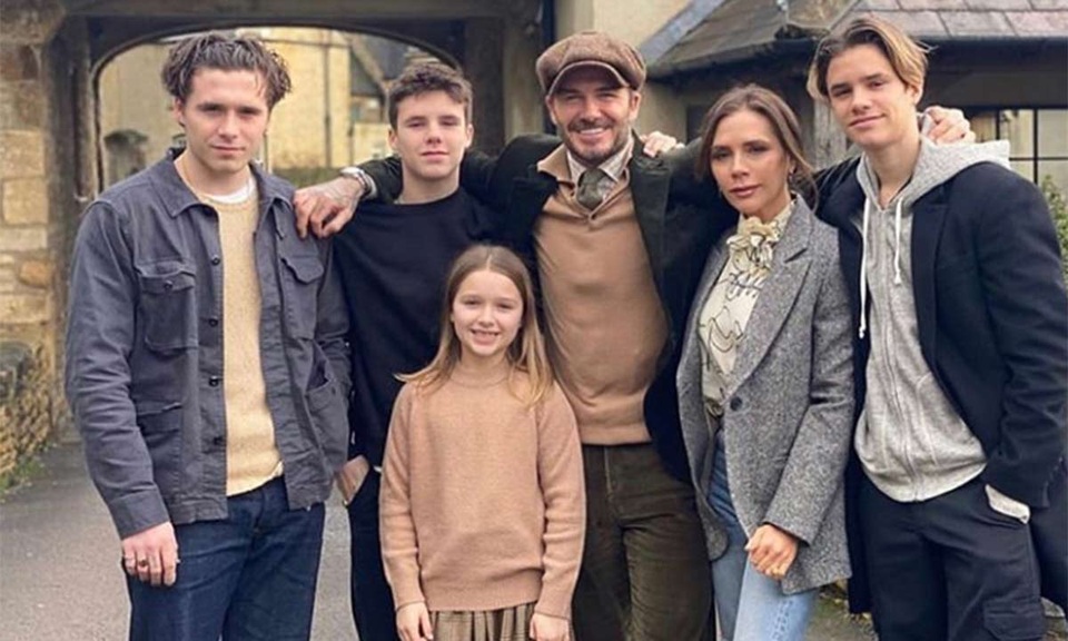 Romeo Beckham tình tứ bên bạn gái - 8 Romeo Beckham tình tứ bên bạn gái - 8