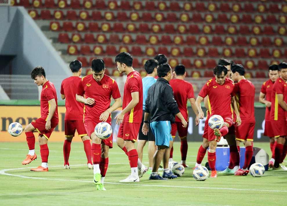 HLV Park Hang Seo lộ vẻ căng thẳng trước trận đấu Oman - 2