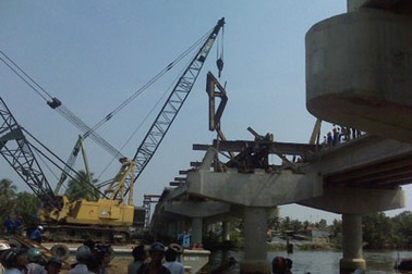 Trục vớt dầm cầu Chợ Đệm dưới lòng sông 