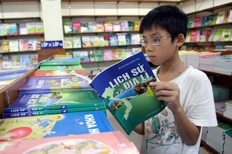 Học sinh gánh sách giá cao và sai phạm của Nhà xuất bản Giáo dục - 15 Học sinh gánh sách giá cao và sai phạm của Nhà xuất bản Giáo dục - 15
