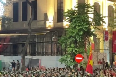 Khách nước ngoài chờ 4 tiếng để xem diễu binh, mệt nhưng thấy xứng đáng