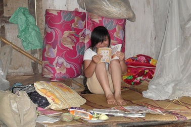 Cô bé côi cút tự kiếm tiền ăn học