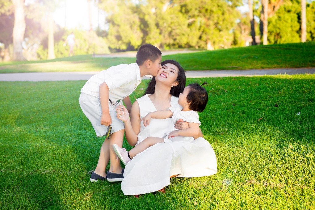 Nguyễn Hồng Nhung vẫn khóc khi nhớ về sự cố lộ ảnh nóng 19 năm trước - 2 Nguyễn Hồng Nhung vẫn khóc khi nhớ về sự cố lộ ảnh nóng 19 năm trước - 2