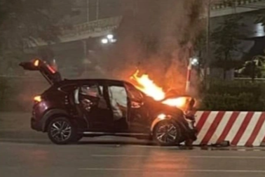 Xe Mazda bốc cháy dữ dội sau khi lao vào dải phân cách