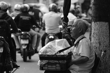 Ông lão mù tự làm bánh bông lan bán dạo vỉa hè nuôi vợ bệnh