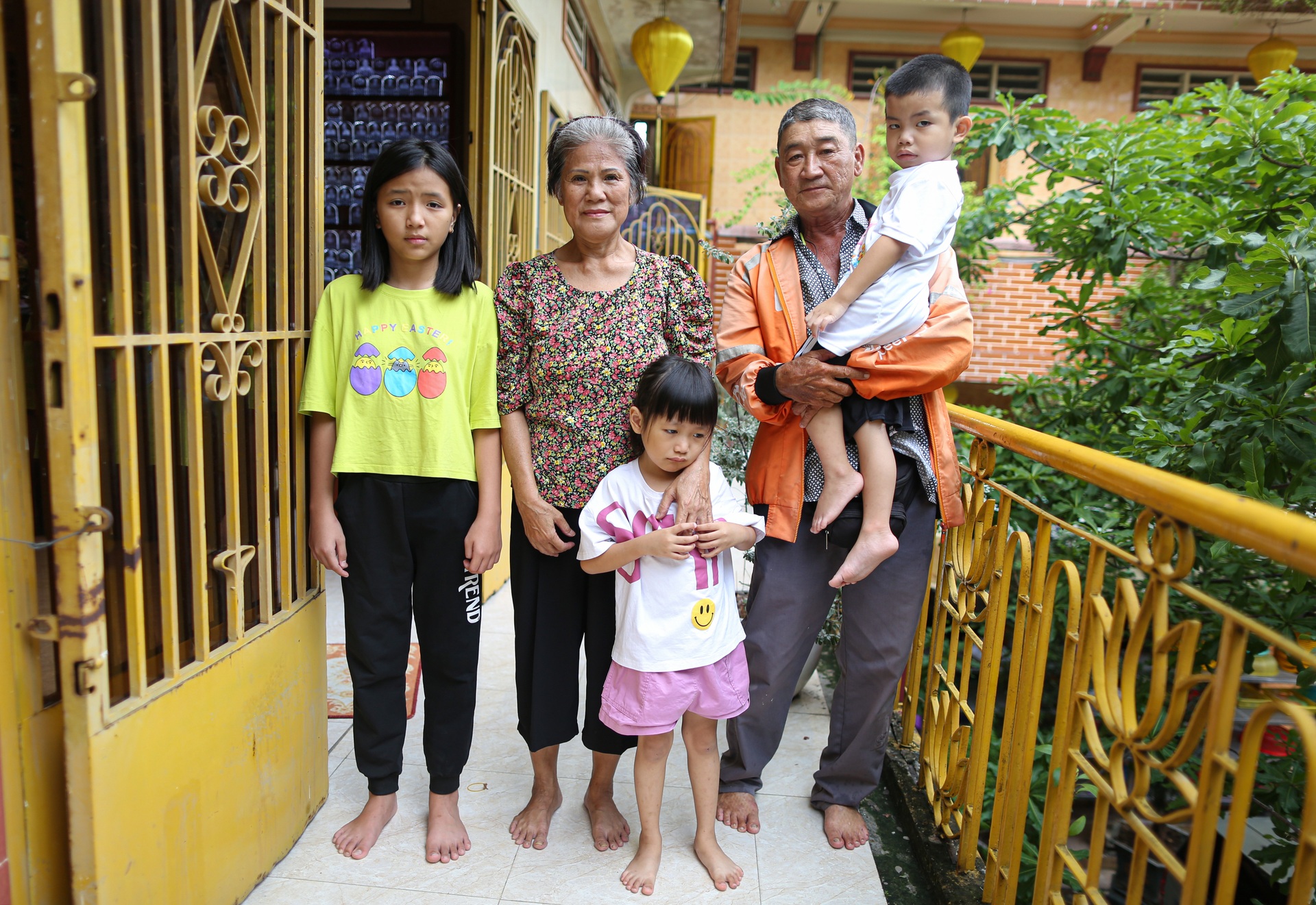 Bông hồng trắng, nén nhang và bình tro cốt mẹ của 3 đứa trẻ mồ côi - 14 Bông hồng trắng, nén nhang và bình tro cốt mẹ của 3 đứa trẻ mồ côi - 14