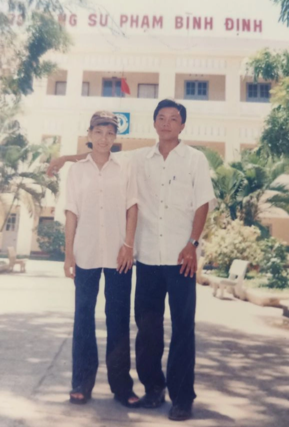 Thầy giáo 4 năm cõng vợ chạy thận: Dù thế nào ba cũng không buông mẹ ra - 2 Thầy giáo 4 năm cõng vợ chạy thận: Dù thế nào ba cũng không buông mẹ ra - 2