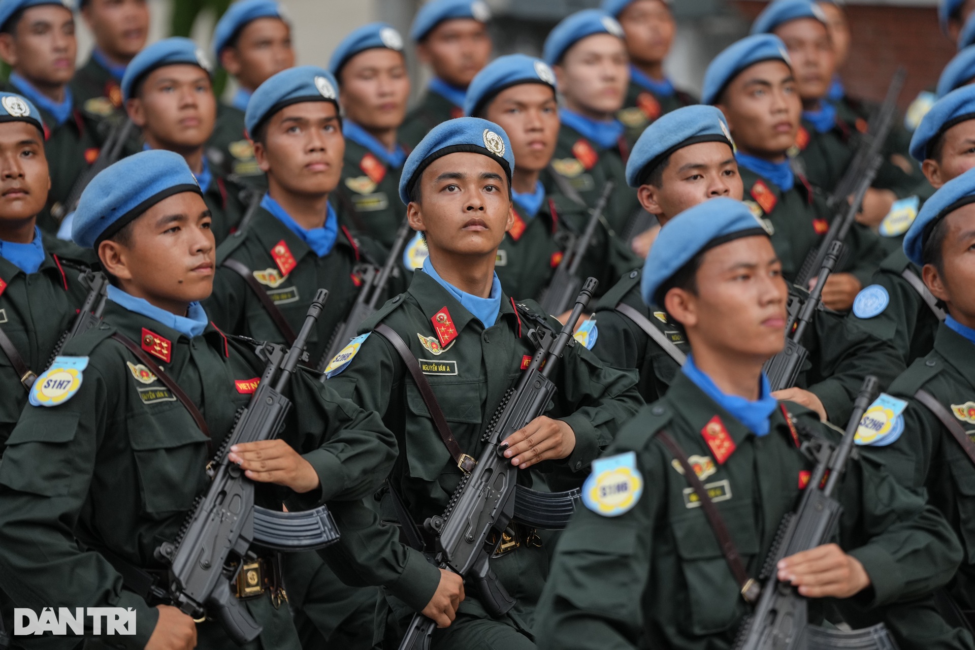 Bên trong thao trường huấn luyện diễu binh, diễu hành cho đại lễ 30/4 - 12 Bên trong thao trường huấn luyện diễu binh, diễu hành cho đại lễ 30/4 - 12