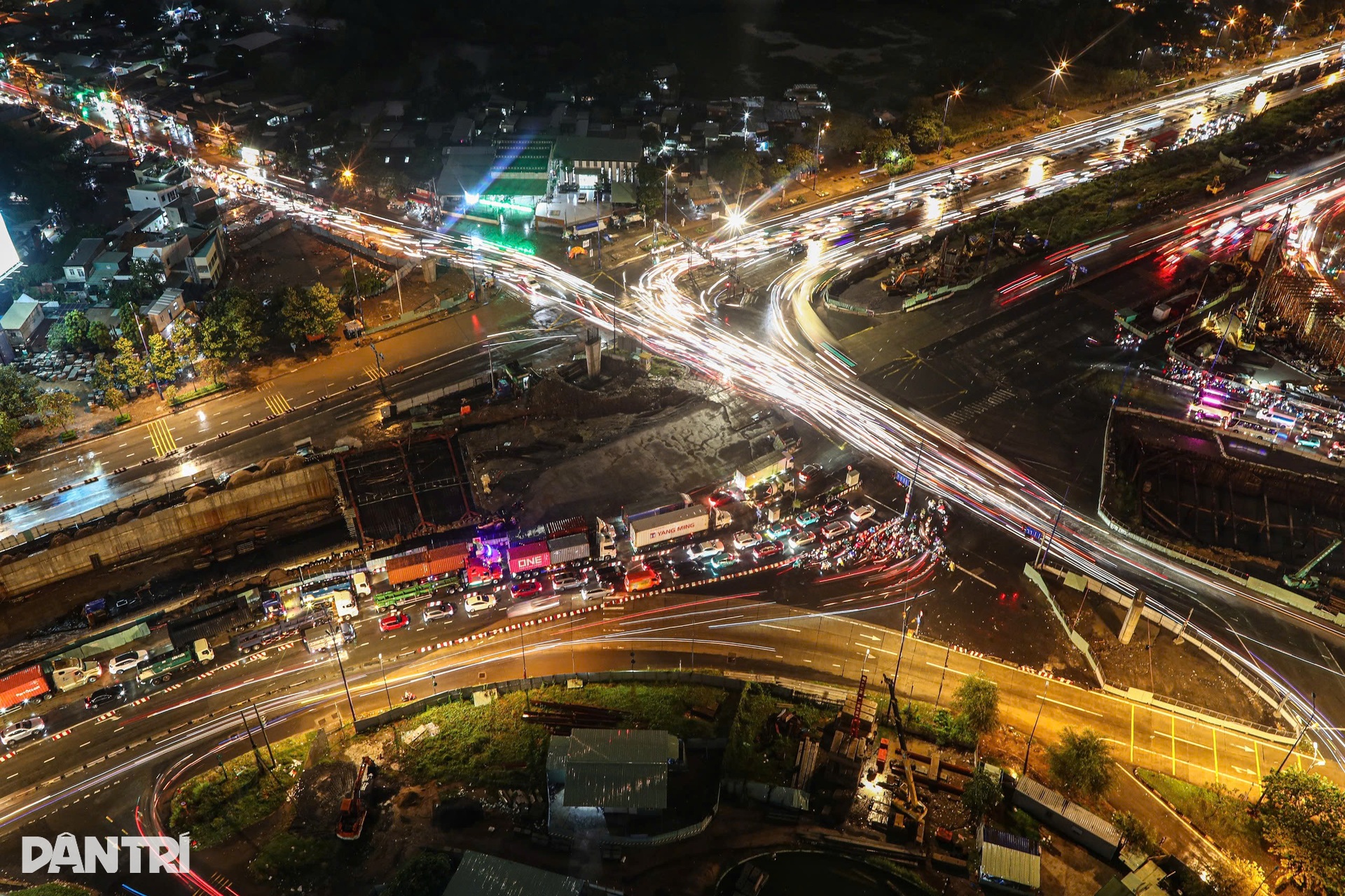 Giao thông tê liệt sau cơn mưa lớn ở TPHCM - 9 Giao thông tê liệt sau cơn mưa lớn ở TPHCM - 9