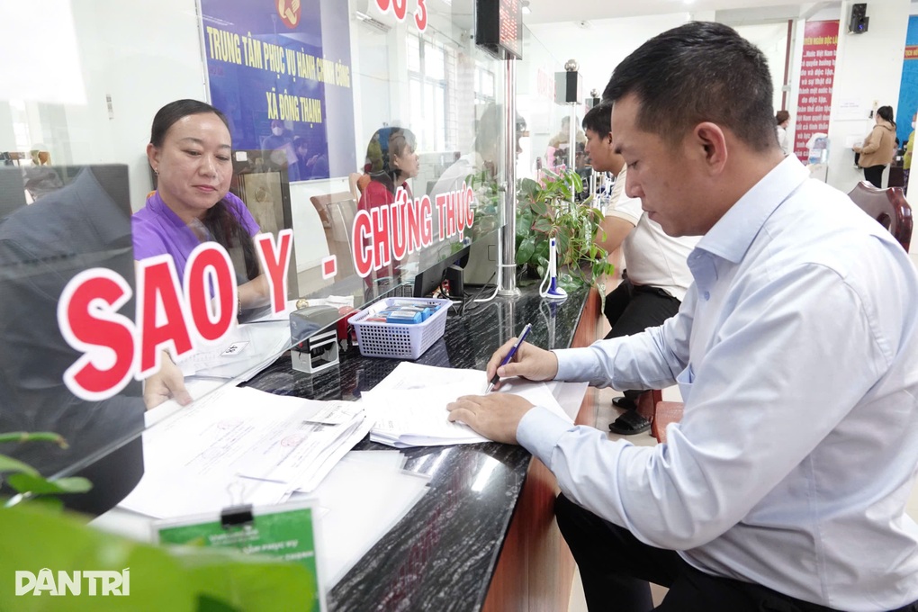Công chức ngồi bàn ăn vẫn nghĩ việc, thở phào khi xã được tăng thêm cán bộ - 2 Công chức ngồi bàn ăn vẫn nghĩ việc, thở phào khi xã được tăng thêm cán bộ - 2