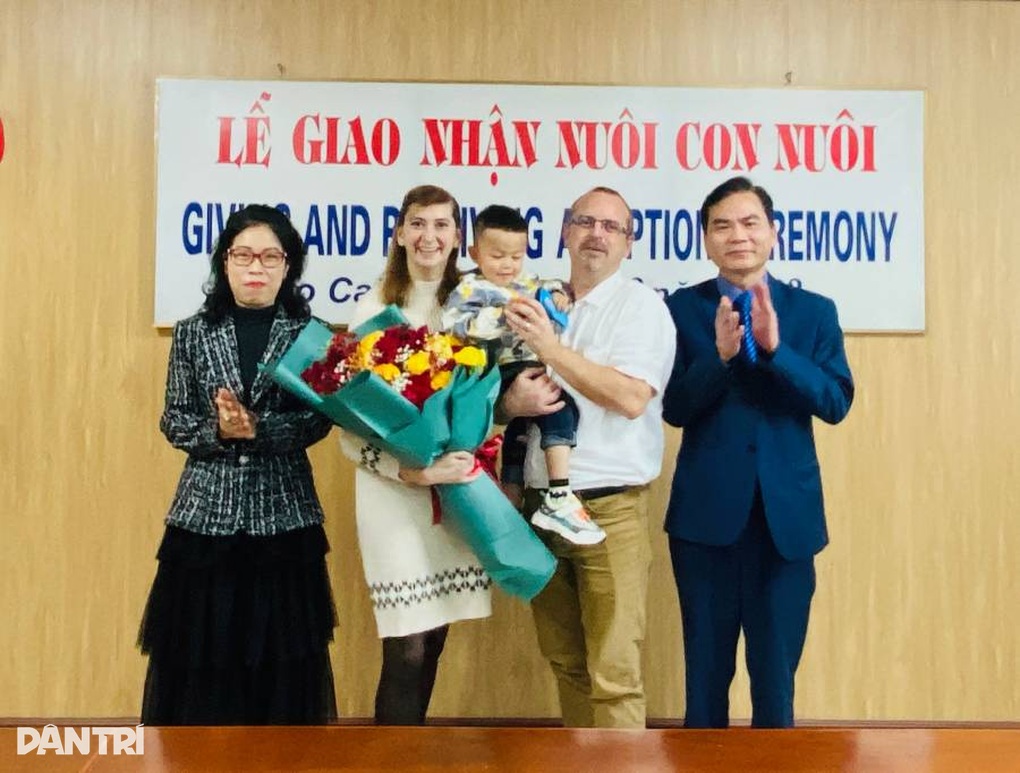 Đôi vợ chồng người Pháp được nhận nuôi bé trai có hoàn cảnh đặc biệt - 2 Đôi vợ chồng người Pháp được nhận nuôi bé trai có hoàn cảnh đặc biệt - 2