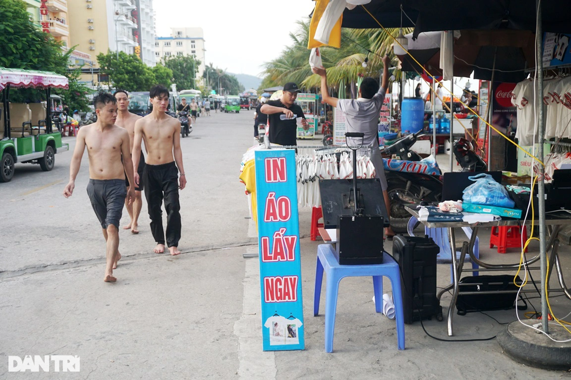 Thiếu chỗ tắm cho người dân và du khách trên bãi biển dài nhất phía Bắc - 10 Thiếu chỗ tắm cho người dân và du khách trên bãi biển dài nhất phía Bắc - 10