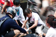 Làm sao để cứu người gặp nạn giữa đường mà không bị "tai bay vạ gió"?