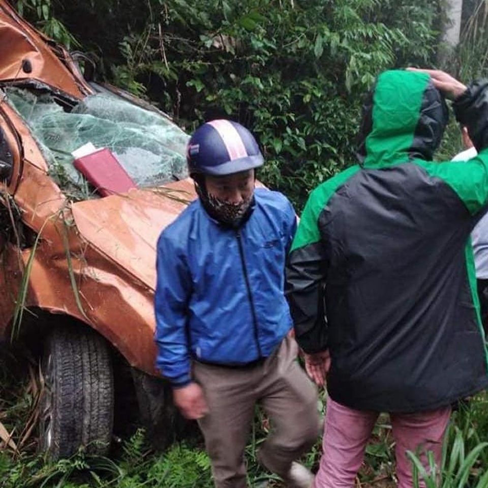 Nhiều người dân địa phương phát hiện đến cấp cứu các nạn nhân bị tai nạn. Nhiều người dân địa phương phát hiện đến cấp cứu các nạn nhân bị tai nạn.