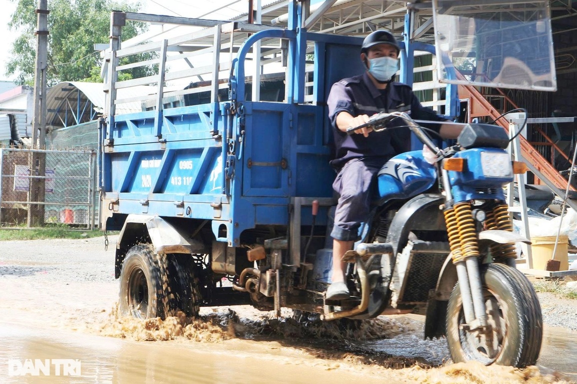 Bất an khi đi qua đoạn đường 2,5 km chi chít ổ voi, ổ gà - 5 Bất an khi đi qua đoạn đường 2,5 km chi chít ổ voi, ổ gà - 5
