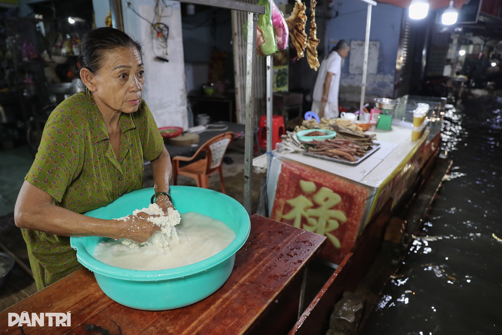 TPHCM chìm trong biển nước do triều cường: Người dân chật vật di chuyển - 12