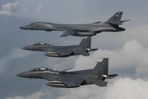 Máy bay ném bom Mỹ phô diễn sức mạnh gần bờ biển Triều Tiên