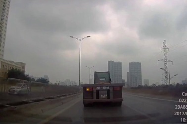 Lùi xe trên cao tốc - Xăng xe hay mạng sống quan trọng hơn?