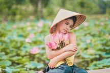 "Bông hồng lai" Pháp - Việt đốn tim người xem với bộ ảnh bên sen