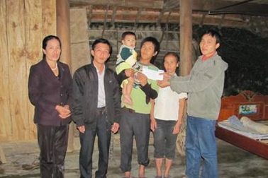 Quà nhân ái tiếp tục đến với hai hoàn cảnh đáng thương