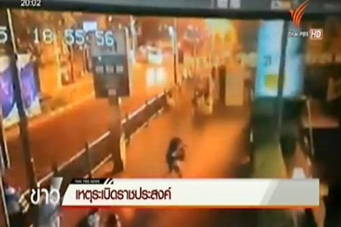 Vụ nổ bom tại Bangkok: Một phụ nữ đặt chiếc túi khả nghi bên trong ngôi đền