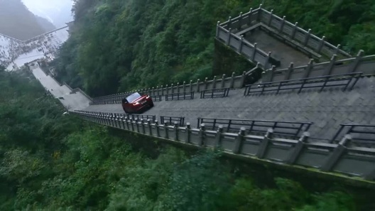 Range Rover Sport chinh phục thử thách leo 999 bậc thang Thiên Môn Sơn
