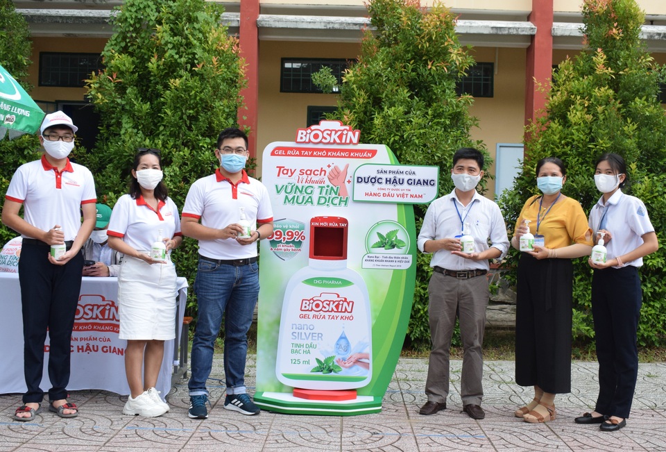 Dược Hậu Giang tài trợ máy rửa tay kháng khuẩn tự động giúp người dân phòng dịch - 1 Dược Hậu Giang tài trợ máy rửa tay kháng khuẩn tự động giúp người dân phòng dịch - 1