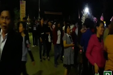 Dòng người trật tự, xếp hàng vào xin ấn đền Trần