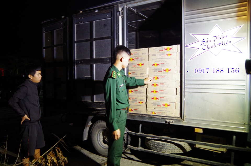 Quảng Ngãi: Bắt giữ 300 thùng nước tăng lực không rõ nguồn gốc - 1 Quảng Ngãi: Bắt giữ 300 thùng nước tăng lực không rõ nguồn gốc - 1