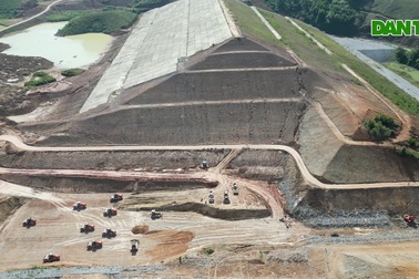 Đại công trường xây hồ chứa nước Cánh Tạng