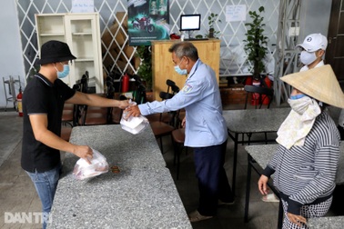 Người dân TPHCM chung tay hỗ trợ lao động nghèo vượt qua mùa dịch