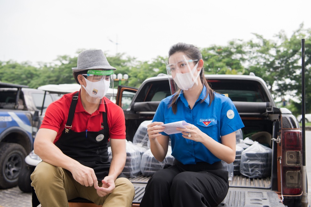 Xuân Bắc, Huyền My chuẩn bị suất ăn tặng người nghèo mất việc mùa dịch - 1 Xuân Bắc, Huyền My chuẩn bị suất ăn tặng người nghèo mất việc mùa dịch - 1