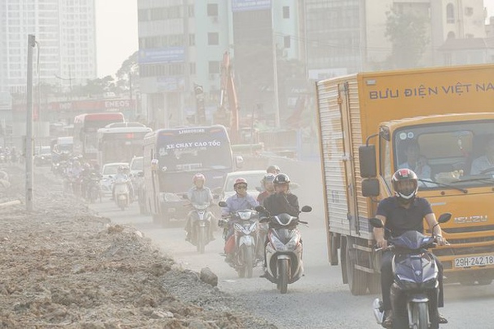 Nghịch lý của người Việt: Sốt sắng mua khẩu trang vì ô nhiễm, thản nhiên ăn uống ở lề đường đầy bụi - 1 Nghịch lý của người Việt: Sốt sắng mua khẩu trang vì ô nhiễm, thản nhiên ăn uống ở lề đường đầy bụi - 1