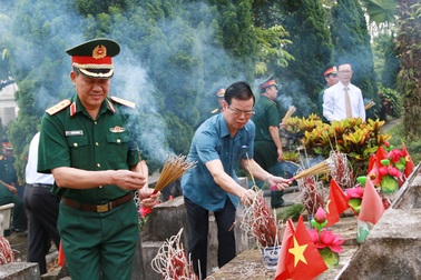 Lãnh đạo bộ, ngành Trung ương và cựu chiến binh viếng nghĩa trang Vị Xuyên