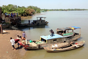 36 giờ tìm vợ con trên sông: Đã tìm thấy thi thể cháu bé