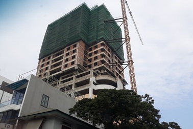 Thanh Hóa: Cao ốc đang thi công rầm rập, tầng trệt vẫn buôn bán sầm uất!