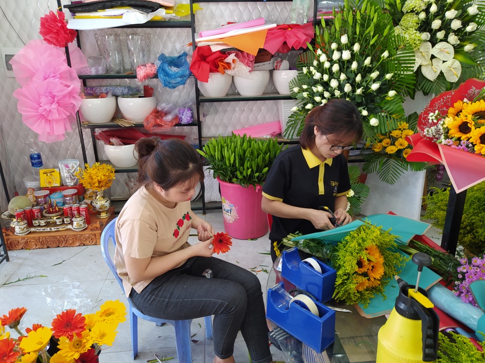 Ngày 8/3: Hoa tươi ế ẩm, hồng mạ vàng bày đầy sạp không ai mua! - 2 Ngày 8/3: Hoa tươi ế ẩm, hồng mạ vàng bày đầy sạp không ai mua! - 2